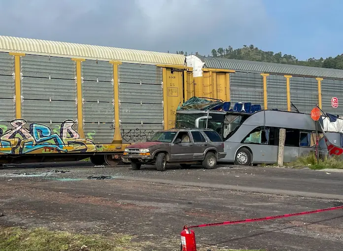 Tren arrolla un autobús de doble piso en Atlacomulco: hay ocho muertos y al menos 45 lesionados