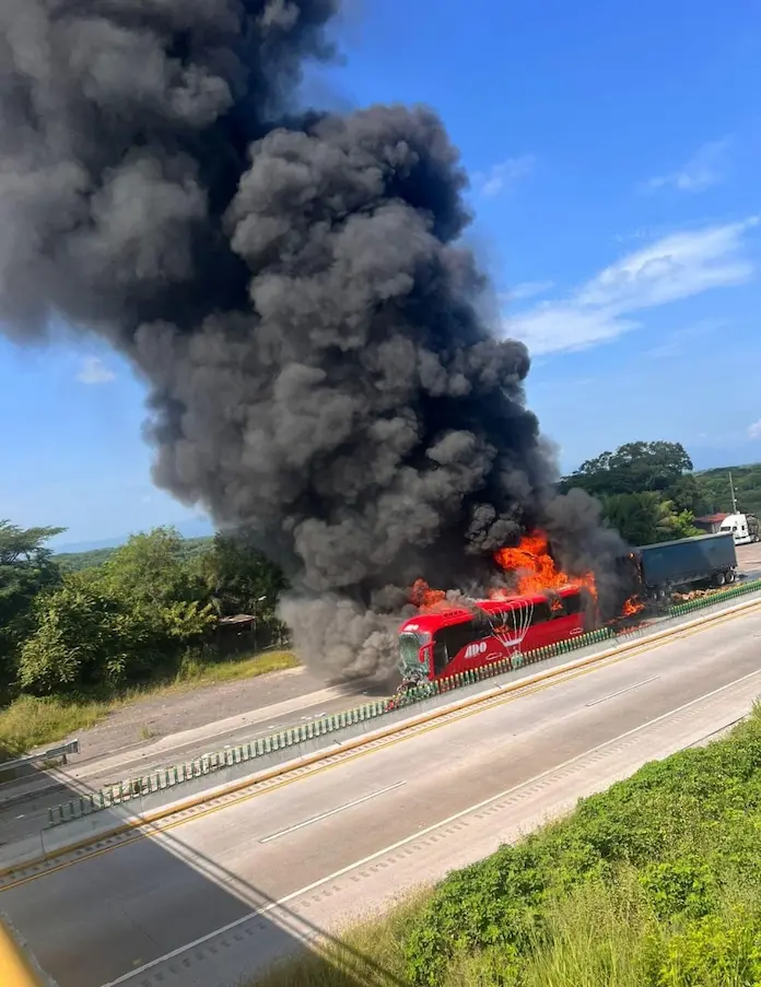 Arde en llamas autobús de pasajeros en autopista con dirección a Veracruz