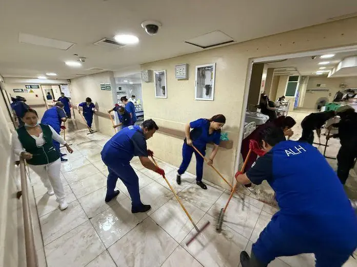 Lluvias inundan hospital del IMSS en Los Reyes La Paz