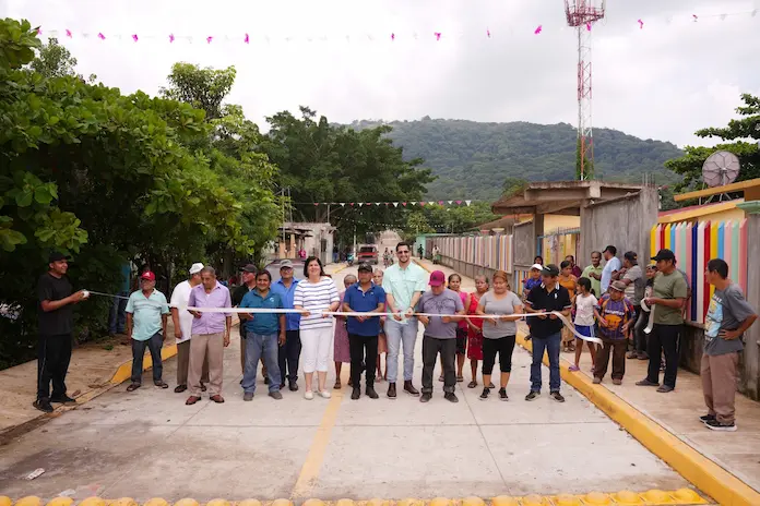 Inaugura alcaldesa de San Andrés Tuxtla pavimentación de la calle Ignacio Manuel Altamirano en Chuniapan de Arriba