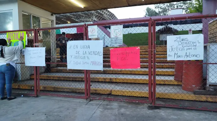 Padres toman la SEV y cierran la carretera en apoyo a docente acusado de maltrato infantil