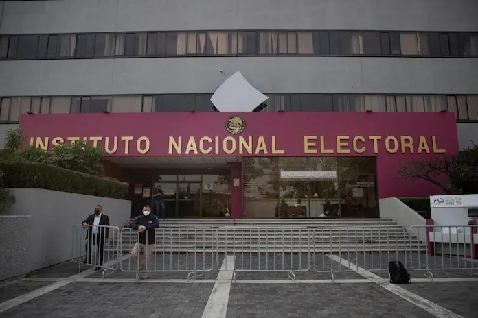 Abren expediente a consejeros del INE por aplazar la revocación de mandato de López Obrador en 2021