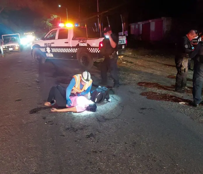 Accidente en motocicleta deja a pareja lesionada en la salida de Catemaco