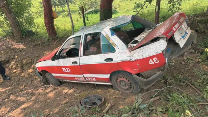 Accidente de taxi en Santa Rosa Abata deja pérdidas materiales