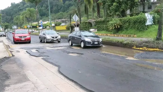 En carretera Xalapa-Coatepec se emplearon materiales de «muy baja» calidad: Leonardo Cornejo