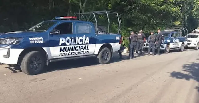 Encuentran a mujer sin v1da en carretera