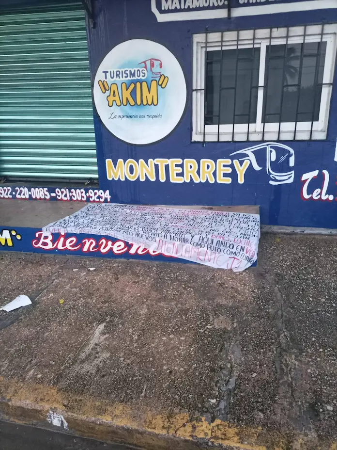 Encuentran manta con amenazas en la entrada de la empresa Akim, en Coatzacoalcos