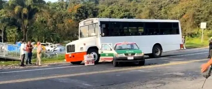 Tres vehiculos accidentados tras aparatoso accidente en la carretera Xalapa – Perote