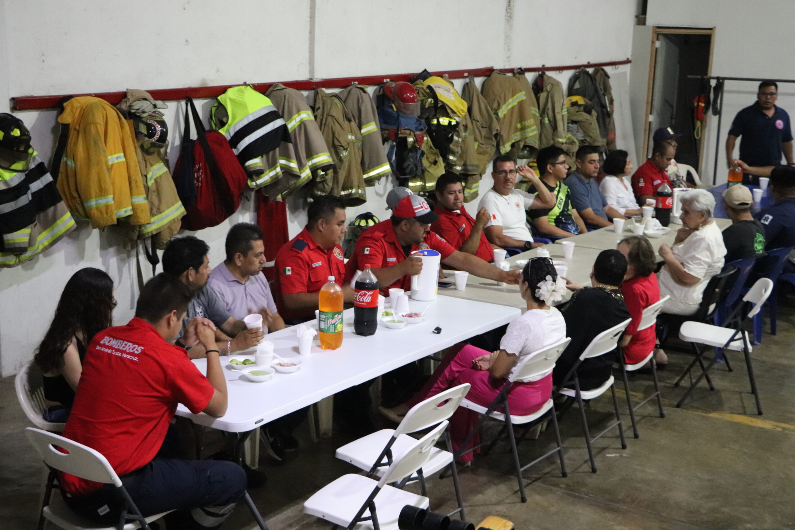 Presidenta del Voluntariado festeja a los Bomberos de San Andrés Tuxtla por motivo de su día