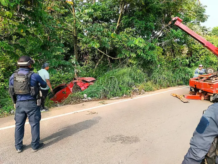 Mecánico termina en barranco en la carretera San Andres Tuxtla-Catemaco