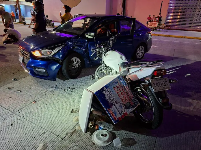 Motociclista termina gravemente lesionado al chocar contra un automoil