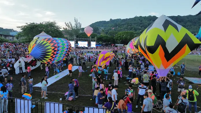 Iluminan cielo sanandrescano con espectacular globo en el 2do día del Festival Internacional del Globo de Papel 2025