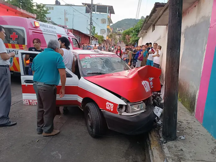 Taxi choca contra poste y deja tres pasajeros lesionados en San Andrés Tuxtla