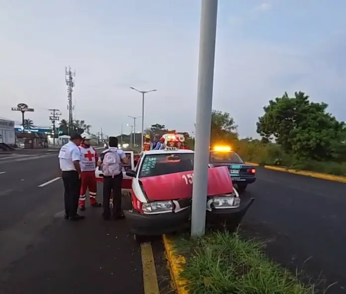 Taxi de Santiago Tuxtla se estrella contra luminaria en el puerto de Veracruz
