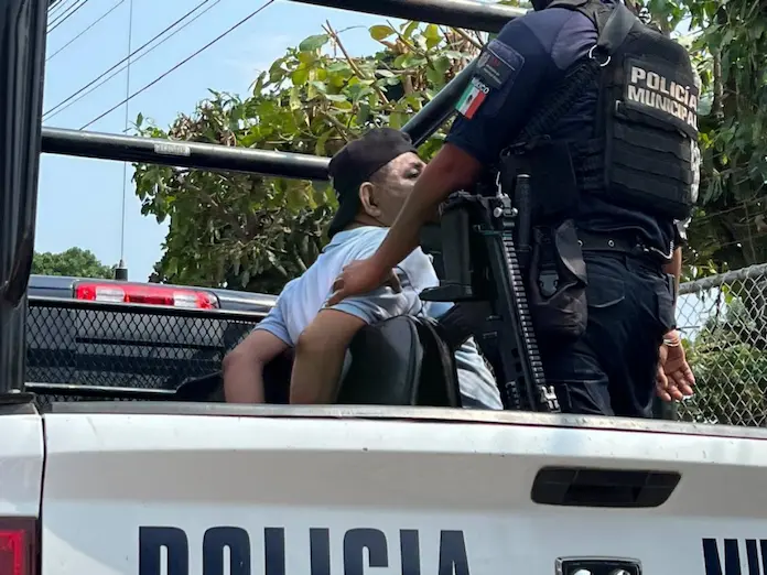 Taxista en presunto estado etílico lesiona a motociclista
