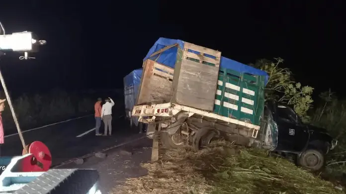 Tráiler impacta camioneta cargada con papas en la carretera Xalapa-Veracruz