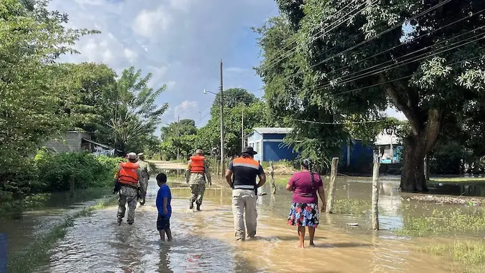 Más de mil viviendas afectadas por desbordamiento de ríos en Texistepec y Jesús Carranza