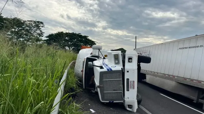 Vuelca tráiler en la carretera Tamarindo- Cardel, en Veracruz