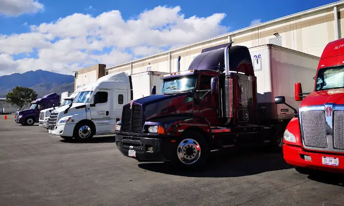 Obstáculos burocráticos dejarán sin placas el autotransporte federal en octubre