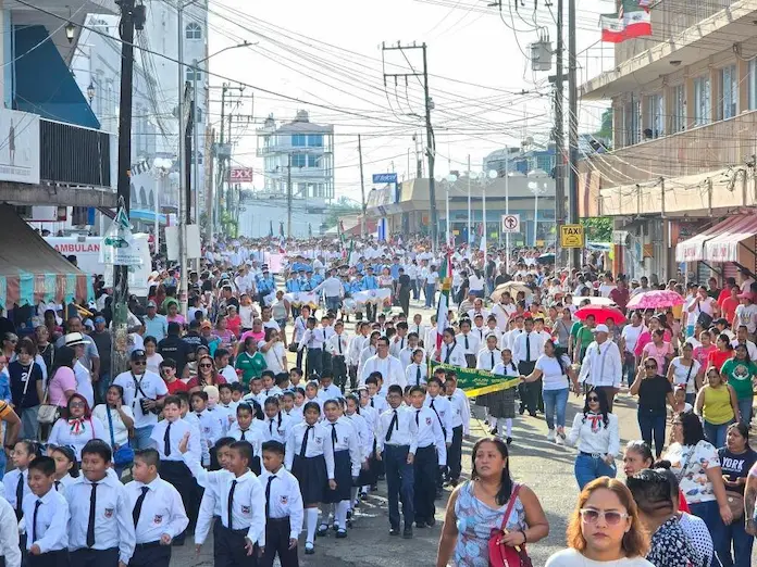 Realizan en Catemaco el desfile cívico por el 215 aniversario del Grito de Independencia