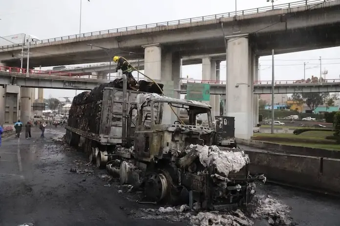Suman cuatro muertos y 90 heridos por explosión de pipa en el puente de La Concordia