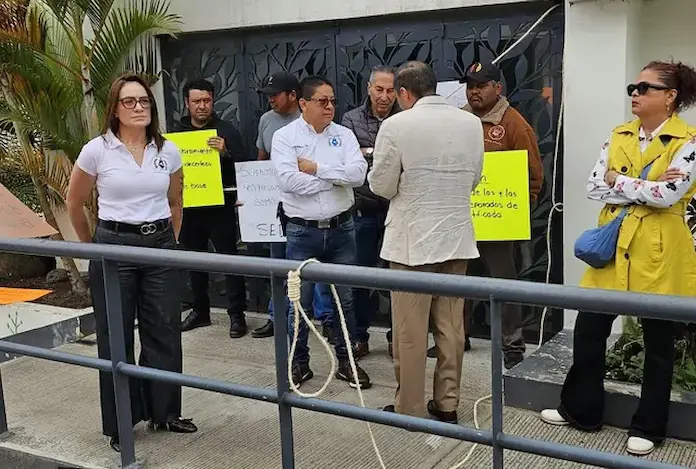 Trabajadores que fueron despedidos de SEDEMA inician huelga de hambre