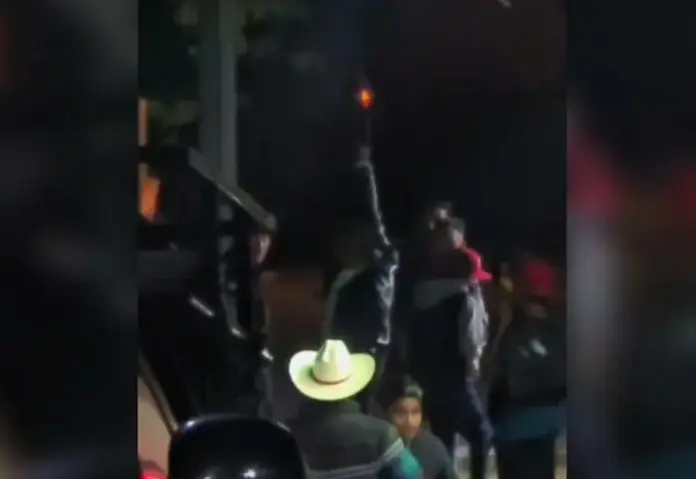 Exhiben a alcalde de Aquila, Veracruz por d1sparar al aire en el Grito de independencia