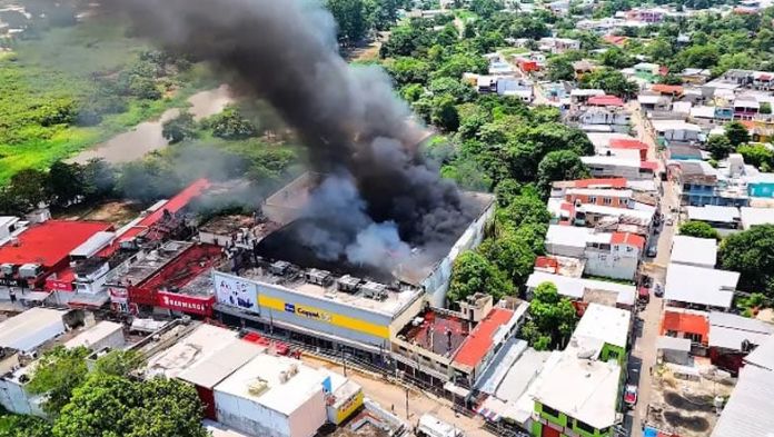 Van 7 lesionados en incendio de tienda Coppel en Las Choapas