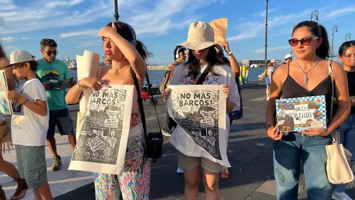 Protestan por escollera sur en Veracruz; pone en riesgo arrecife