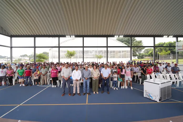 Autoridades estatales y municipales entregan apoyos a pescadores de San Andrés Tuxtla
