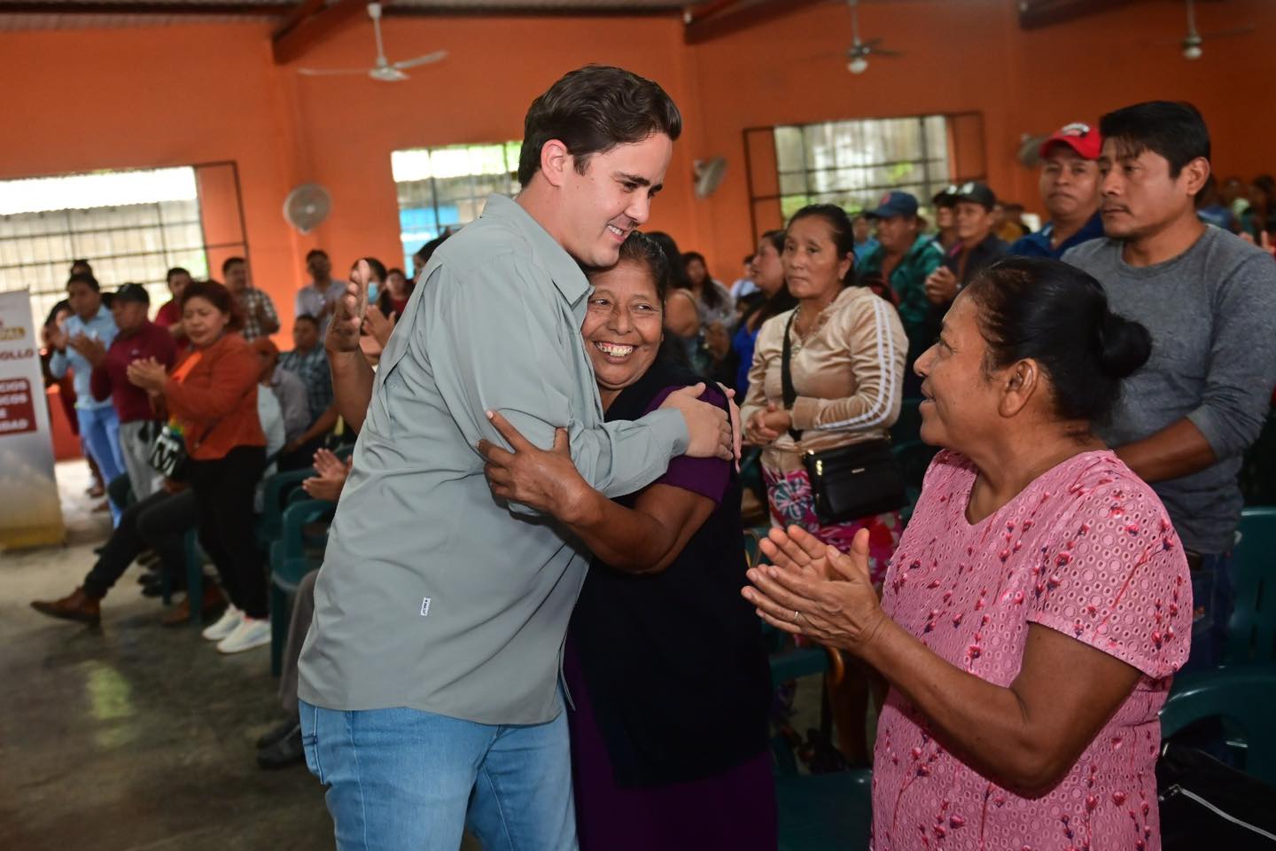 Rafa Fararoni continúa con las mesas de trabajo; se reúne con habitantes de Xoteapan