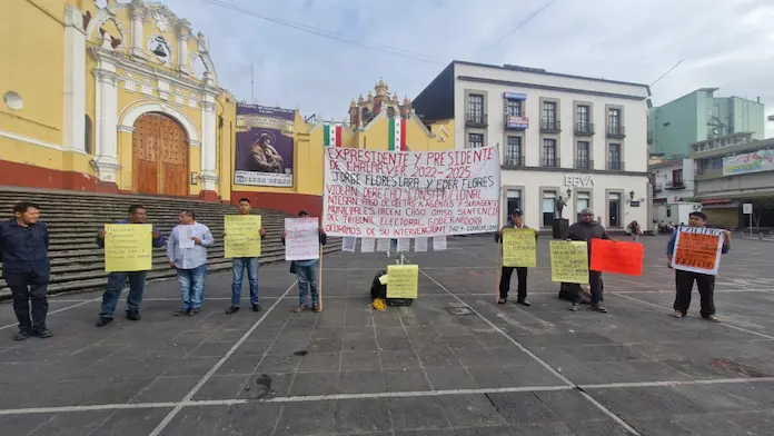 Alcalde de Chalma propone pagar deuda a agentes y subagentes municipales con patrullas y camiones