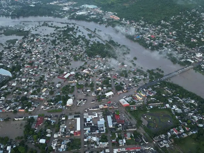 Poza Rica inundada por el desbordamiento del río Cazones