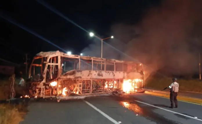 Zacatecas amanece con bloqueos carreteros y quema de vehículos