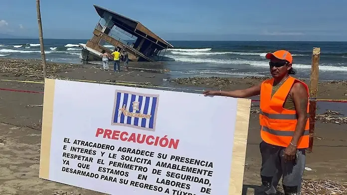 Desmantelan restaurante “Atracadero” de Tuxpan, encallado en playas de Coatzacoalcos
