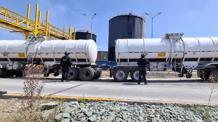 Aseguran 1.6 millones de litros de «huachicol», pipas, tanques y bombas en un predio en Guanajuato