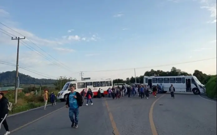 Bloquean carretera Altotonga-Teziutlán; exigen camino digno y atención de autoridades