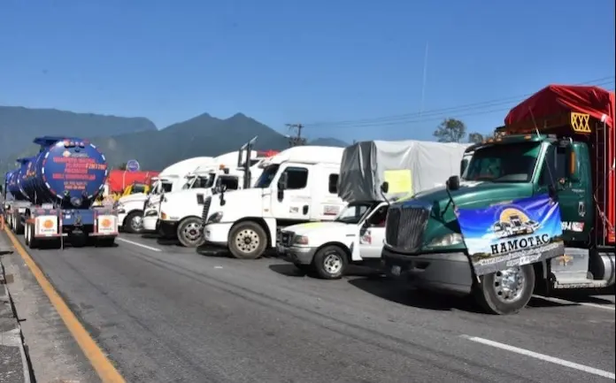 En rechazo a nueva caseta anunciada por Sheinbaum, camioneros bloquearon la autopista Orizaba – Puebla