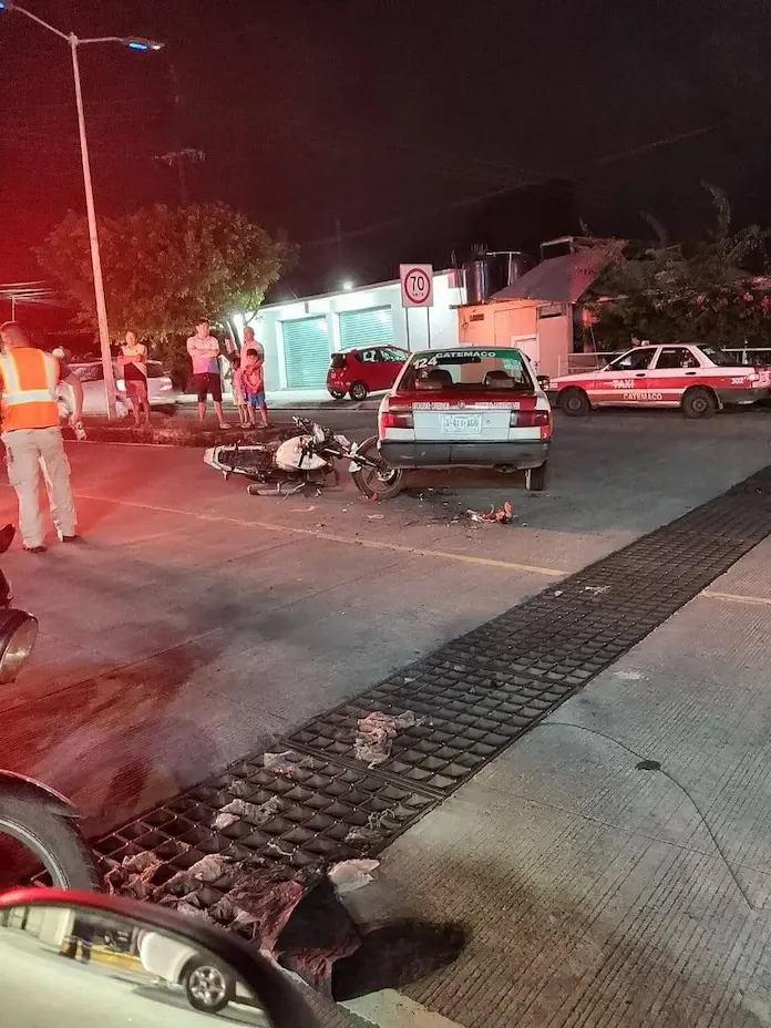 Accidente entre motocicleta y taxi deja a menor lesionado en Catemaco
