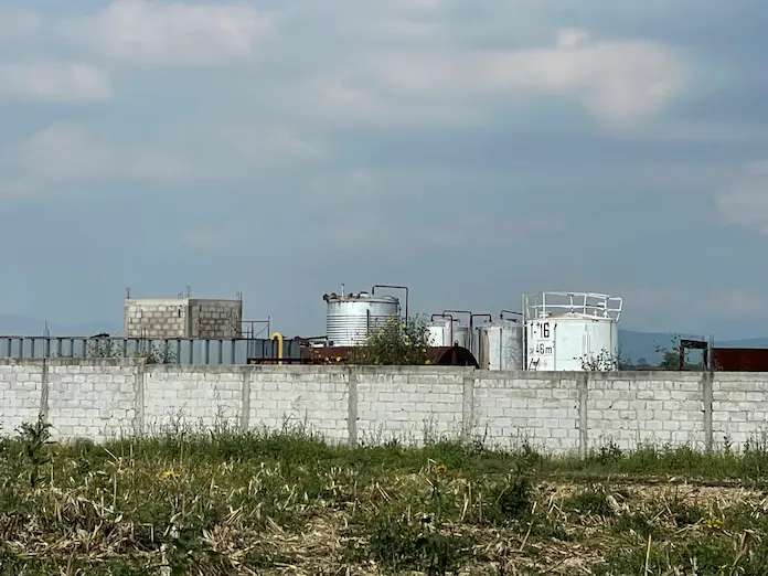 Operativo contra huachicol da con mini refinería clandestina y 300 mil litros de combustible ilegal en Querétaro