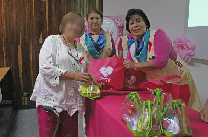 Entrega Voluntariado del IMSS Veracruz Norte prótesis de mama artesanales