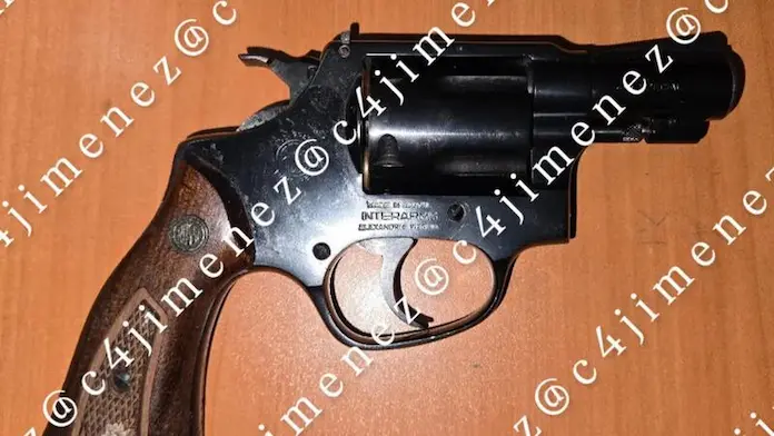 Niño de 13 años dispara en la cara a su mamá por quitarle el celular