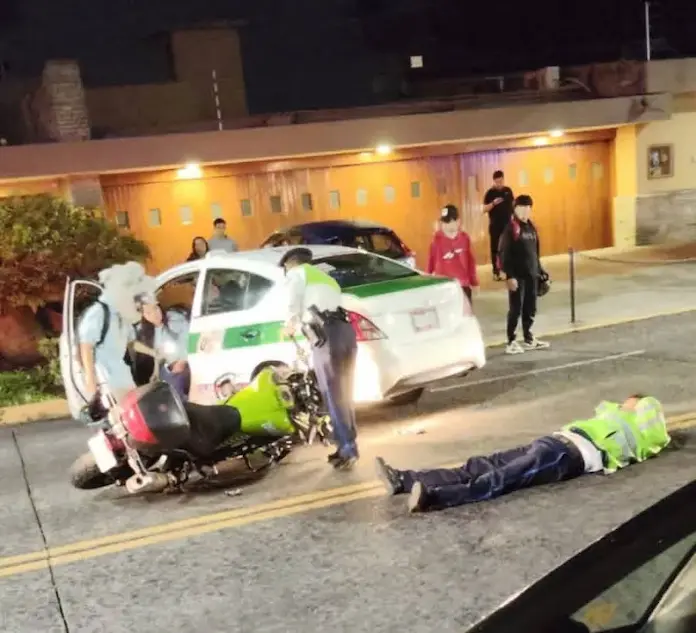 Motociclista de Tránsito resulta herido tras choque con taxi