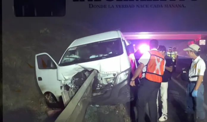 Muere al incrustarse una camioneta en la barrera metálica de la autopista Tihuatlán-Totomoxtle