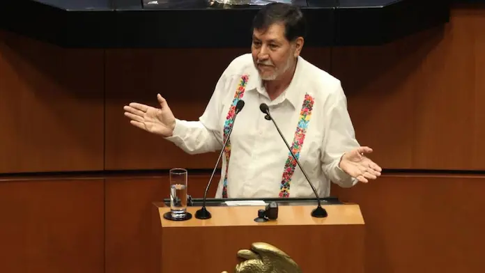 Fernández Noroña voló en un avión privado extranjero; la ley prohíbe su renta en territorio nacional