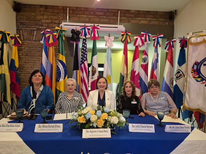 Acude alcaldesa María Elena Solana Calzada a la Sesión Solemne de la Mesa Redonda Panamericana de San Andrés Tuxtla