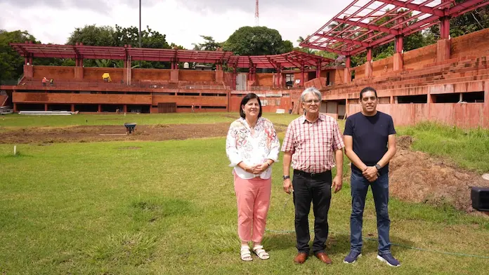 Se reúnen alcaldesa de San Andrés Tuxtla con representantes de SEDATU para acordar conclusión de obra en Campo de Otapan