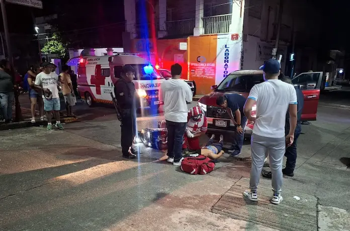 Una mujer lesionada tras choque entre camioneta y motoneta, en San Andrés Tuxtla