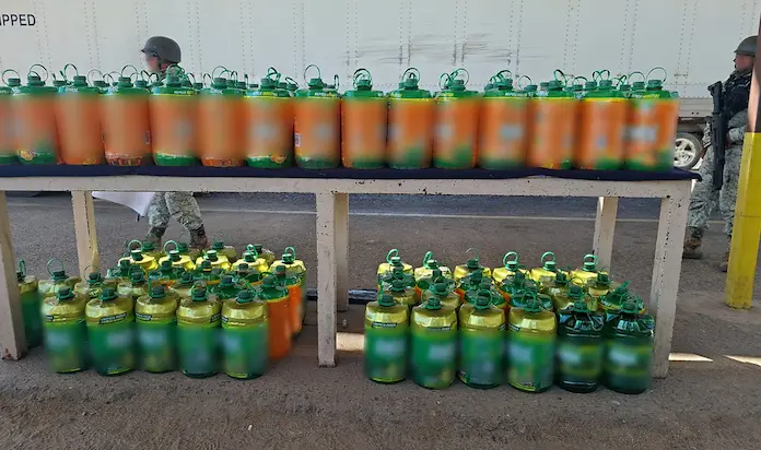 Decomisan mil 67 litros de metanfetamina oculta en bidones de limpiador en Sonora