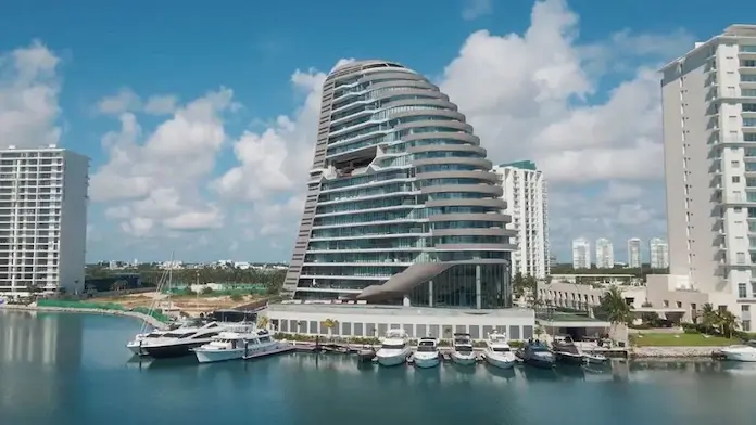 Imperio inmobiliario estilo 4T: el director de Aduanas tiene condominio de lujo en Cancún